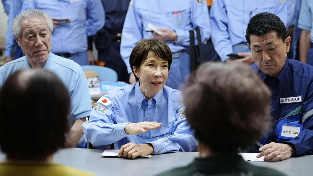 Thủ tướng Nhật Bản Sanae Takaichi trò chuyện với người dân tại một nơi sơ tán ở Hikawa, tỉnh Kumamoto, ngày 3-8. Ảnh: Kyodo