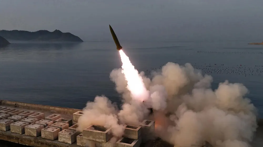 Hãng tin Yonhap đưa ảnh do hãng thông tấn nhà nước Triều Tiên KCNA công bố cho thấy Triều Tiên đã tiến hành phóng thử tên lửa đạn đạo chiến thuật vào ngày 20-4
