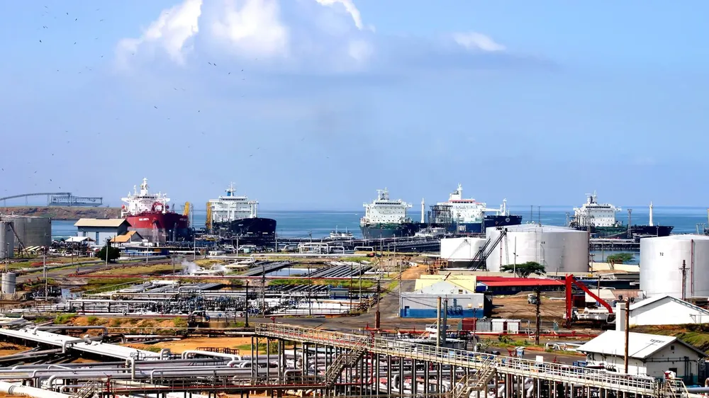 Nhà máy lọc dầu Amuay là nhà máy lọc dầu lớn nhất Venezuela, nằm ở thành phố Punto Fijo trên bán đảo Paraguaná thuộc bang Falcón. Ảnh: venezuelanalysis.com