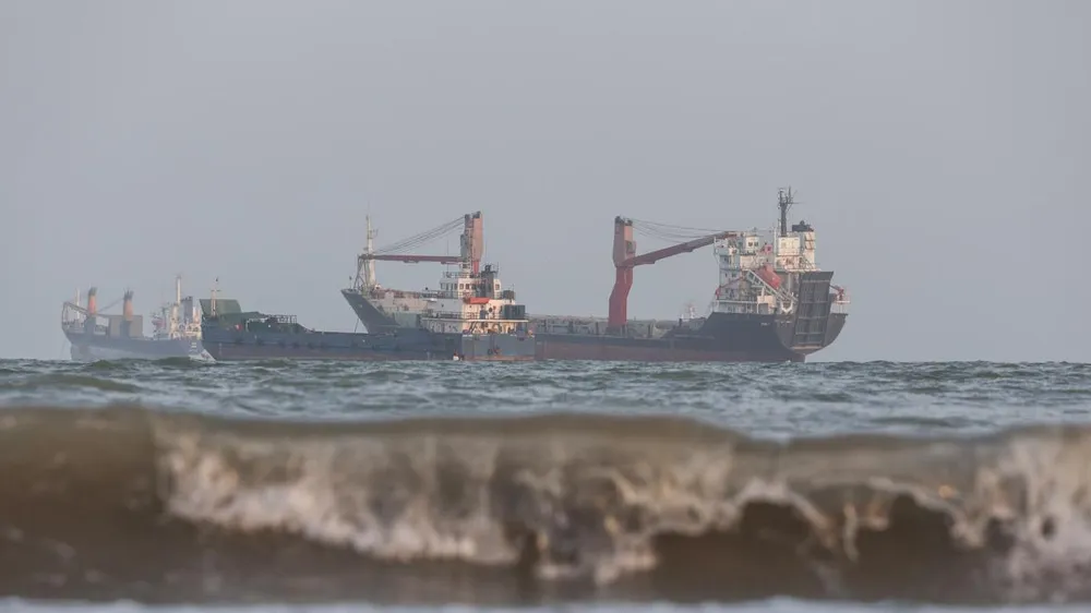 Tàu thuyền qua eo biển Hormuz. Ảnh: Majid Asgaripour/WANA 