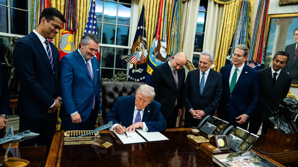Tổng thống Donald Trump ký một sắc lệnh hành pháp về trí tuệ nhân tạo cuối năm 2025. Ảnh: Demetrius Freeman/The Washington Post