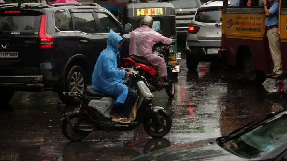 Người dân Ấn Độ hối hả trước khi cơn bão Arnab đổ bộ vào đất liền. Ảnh: EPA