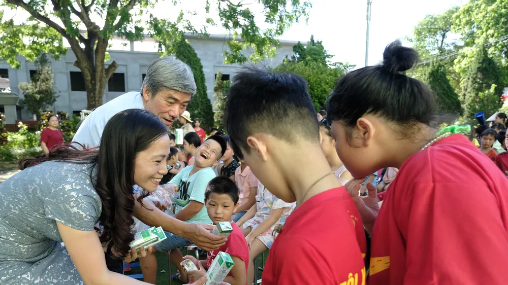 Những hộp sữa từ Vinamilk và Quỹ sữa Vươn cao Việt Nam vẫn tiếp tục hành trình của mình để đến với các trẻ em ở các trung tâm bảo trợ, mái ấm