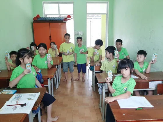 Quỹ sữa Vươn cao Việt Nam mang lại nụ cười hạnh phúc cho trẻ thơ trong mùa dịch