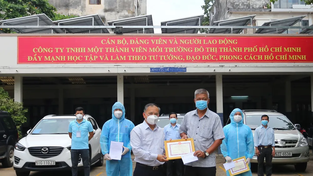 Thưởng nóng công nhân xử lý rác thải y tế liên quan dịch bệnh