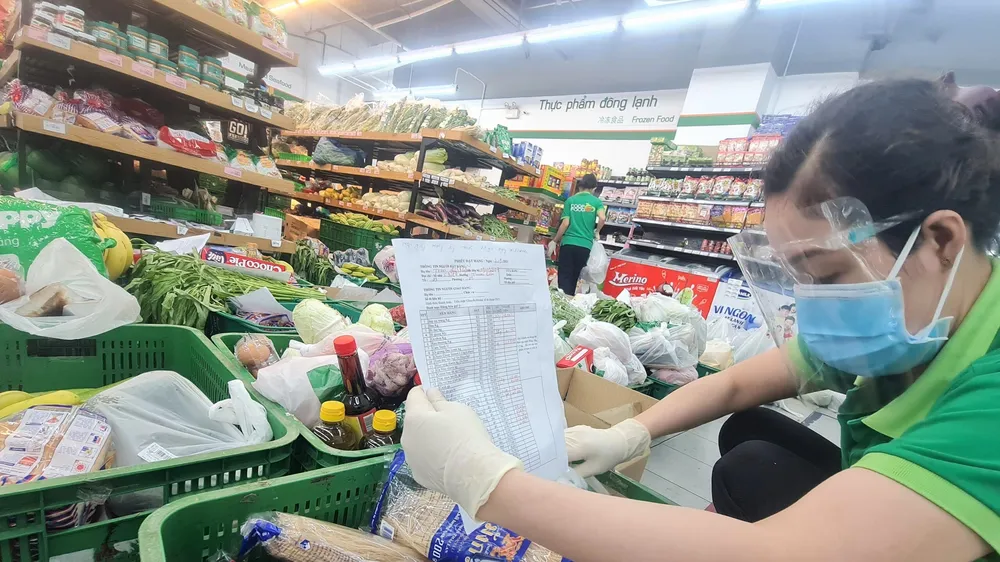 Co.op Food tăng tốc giao hàng cho các đầu mối mua chung bằng nhiều xe buýt