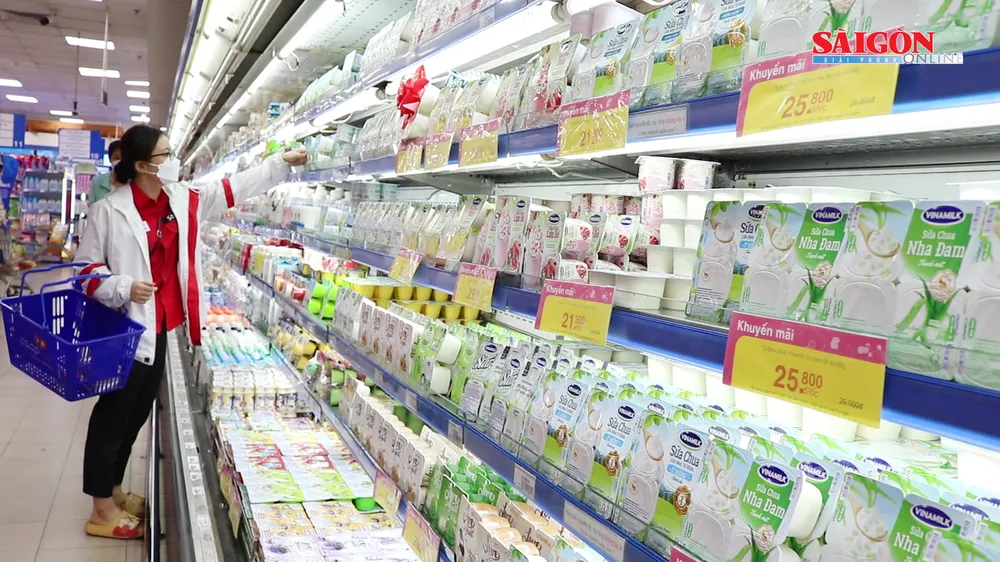 Bình ổn giá sữa để chia sẻ khó khăn với người dân
