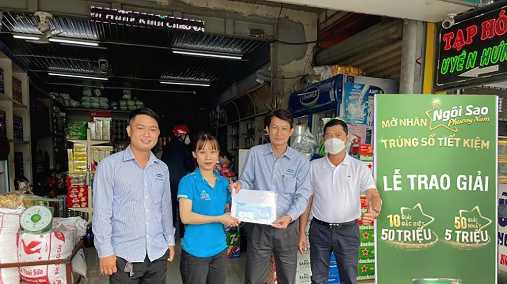 Chị Mỹ Uyên vui mừng nhận giải đặc biệt, sổ tiết kiệm trị giá 50 triệu đồng từ nhãn hàng