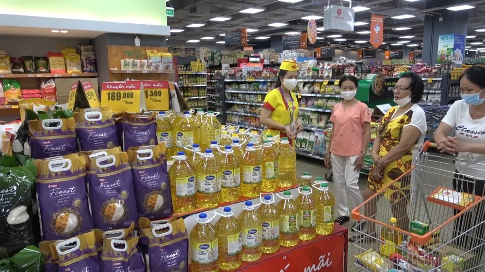 Hàng hóa dồi dào, nhiều khuyến mãi dịp lễ 30-4 và 1-5