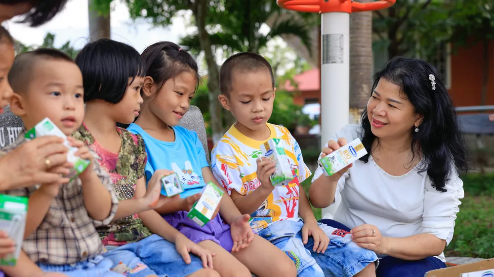 Trao tặng 1,9 triệu ly sữa cho 21.000 trẻ em khó khăn