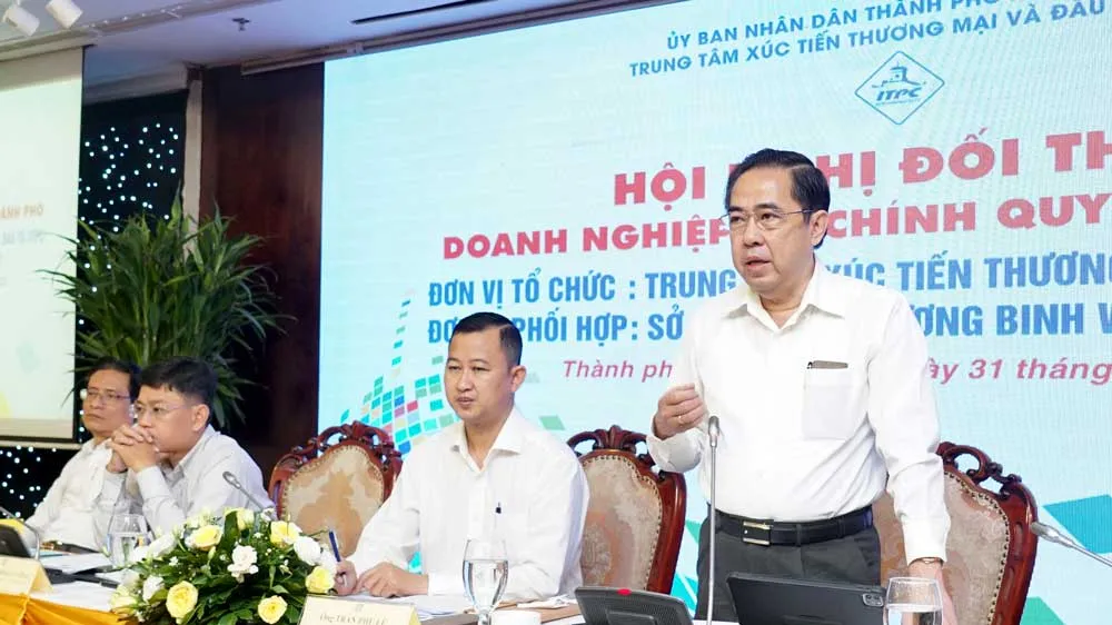 Lãnh đạo Sở LĐTB-XH TPHCM giải đáp thắc mắc cho doanh nghiệp. Ảnh: HOÀNG HÙNG