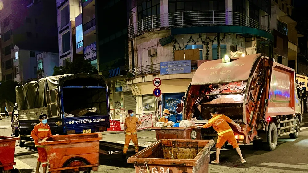 Thu gom rác trên địa bàn TPHCM. Ảnh: HOÀNG HÙNG