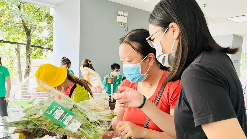 Người dân chọn mua rau an toàn ở các cửa hàng thực phẩm Co.op Food