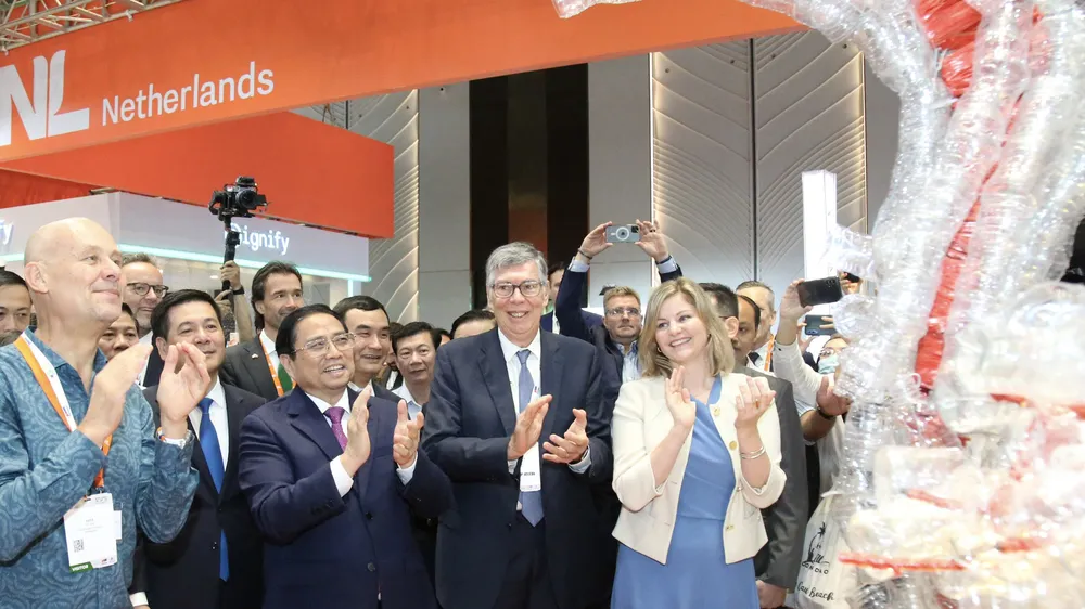 Thủ tướng Chính Phủ Phạm Minh Chính cắt băng khai mạc và tham quan triển lãm Kinh tế xanh 2022. Ảnh: HOÀNG HÙNG