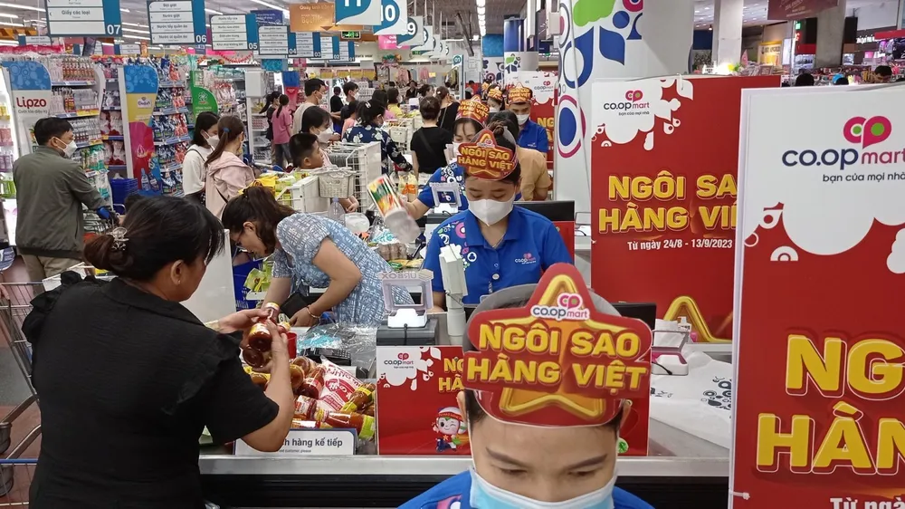 Chương trình khuyến mãi, giảm giá mạnh hàng hoá tại Co.opmart thu hút đông đảo người dân đến mua sắm