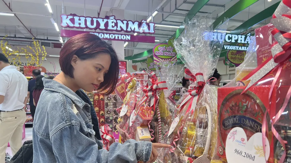 Hàng hoá được trưng bày dồi dào, phong phú tại siêu thị Co.opmart Cái Bè, tỉnh Tiền Giang