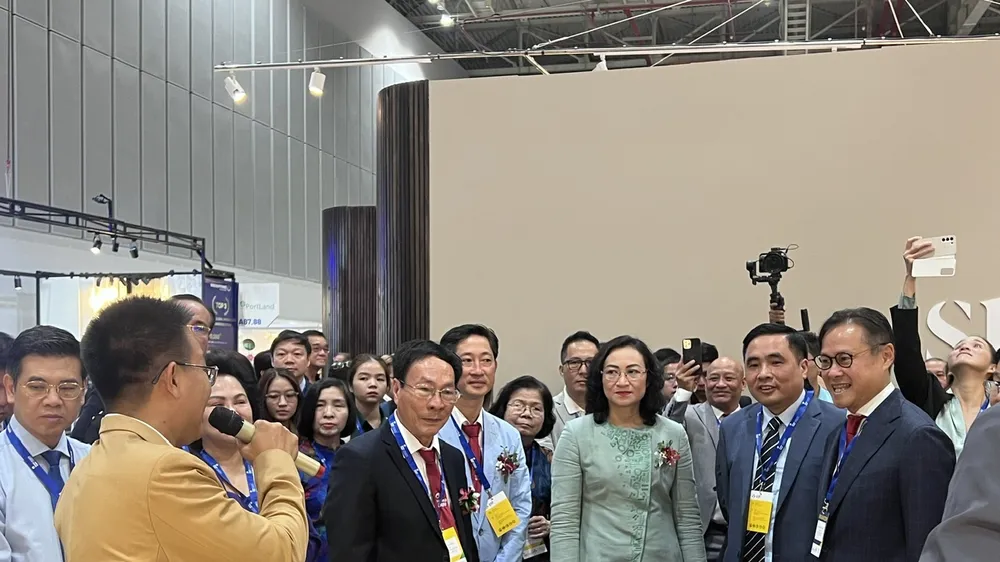 Đoàn đại biểu tham quan gian hàng tại Hội chợ Hawa Expo 2024