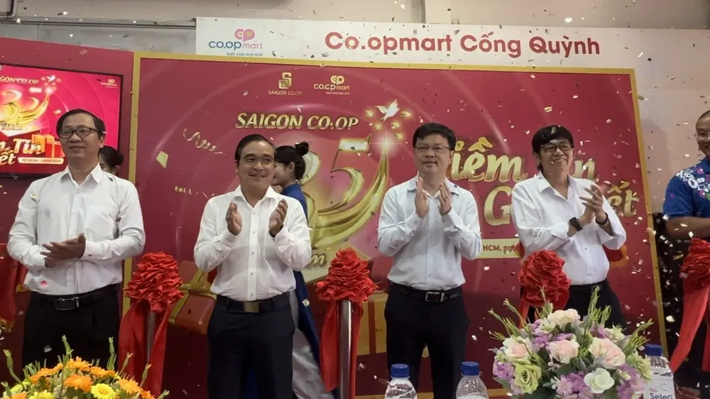 Các đại biểu cắt băng khai mạc chương trình