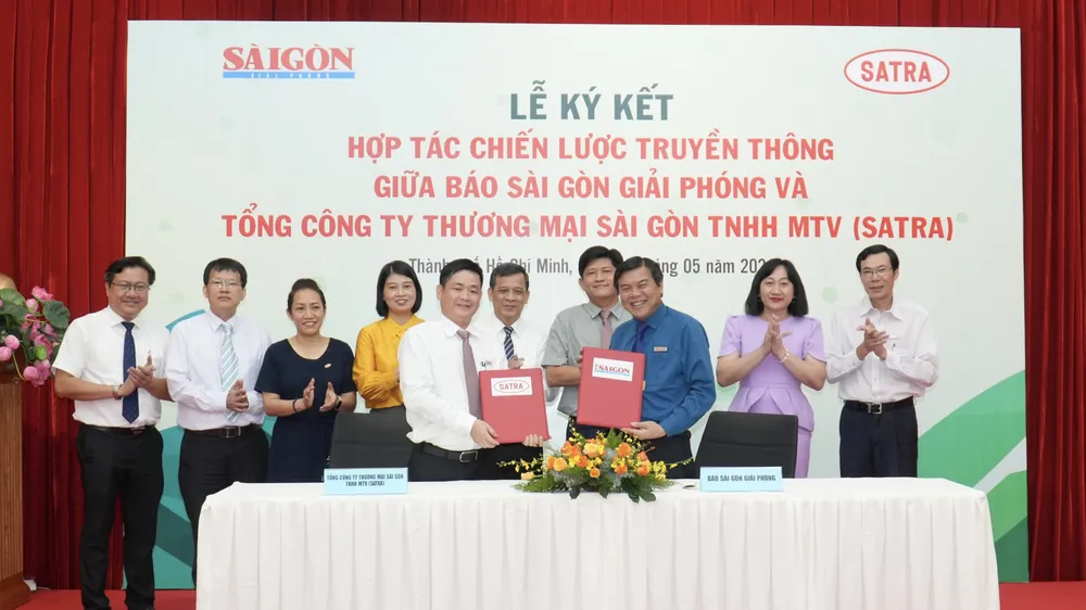 Báo SGGP và Satra ký kết hợp tác chiến lược truyền thông. Ảnh: HOÀNG HÙNG