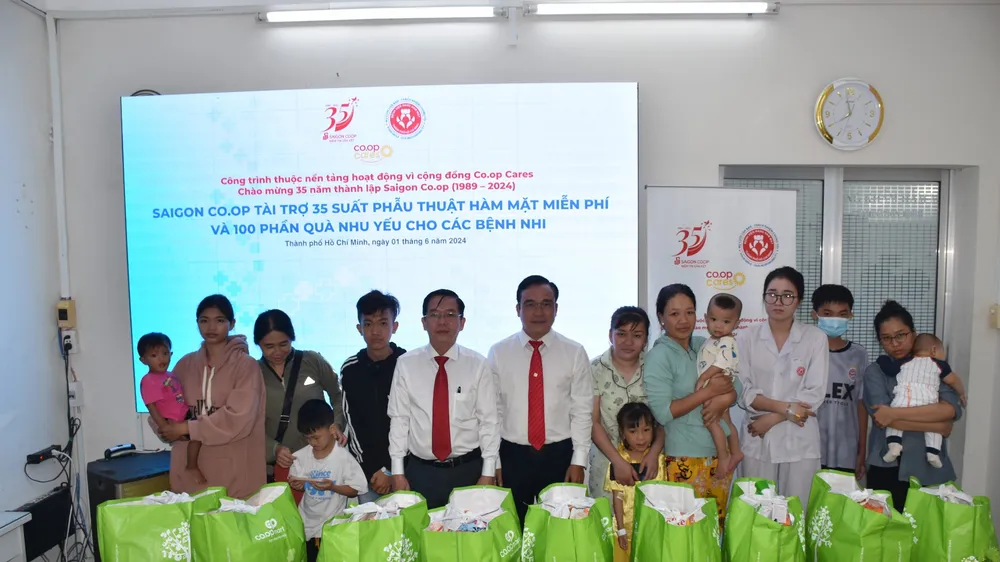 Saigon Co.op tặng 100 phần quà nhu yếu phẩm cho các bệnh nhi tại Bệnh viện Răng hàm mặt TPHCM