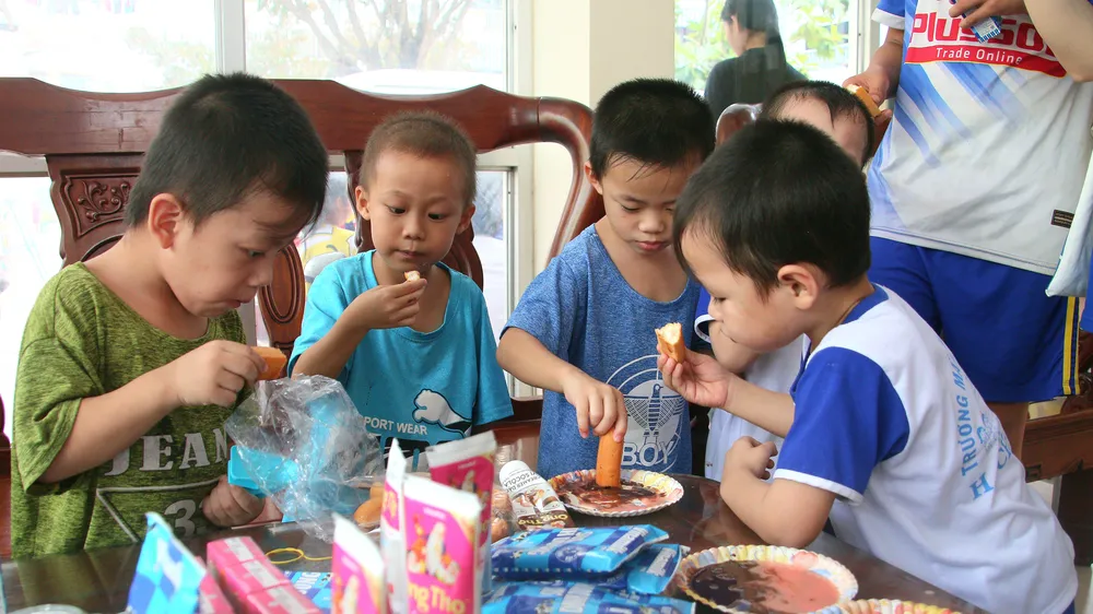 Buổi liên hoan 1-6 thêm rôm rả với những hộp sữa và món bánh mì chấm sữa được các bé vô cùng yêu thích