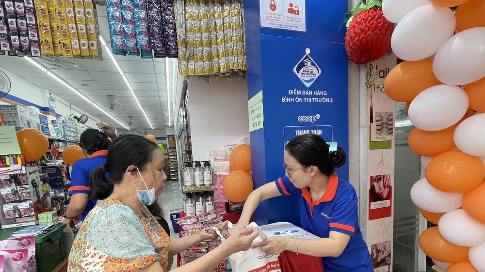 Nhiều khách hàng tham gia chương trình khuyến mãi, ưu đãi mua sắm tại cửa hàng Co.op Smile