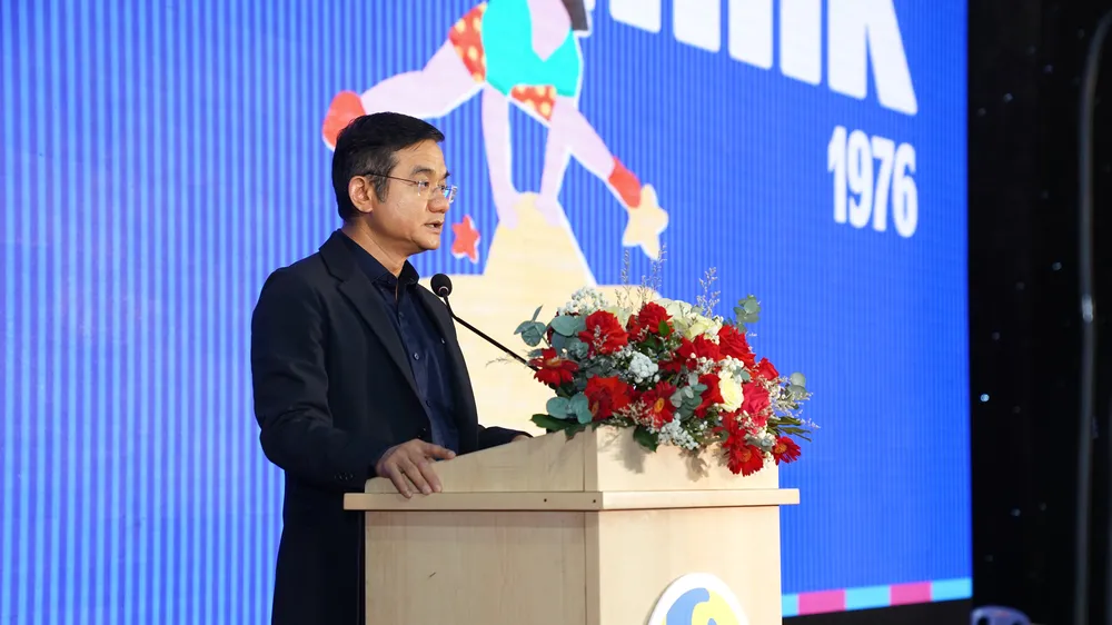 Ông Nguyễn Quang Trí, Giám đốc điều hành Marketing Vinamilk, chia sẻ đến các thí sinh Robotacon Wro 2024 về tinh thần sáng tạo. Ảnh: Vi Nam