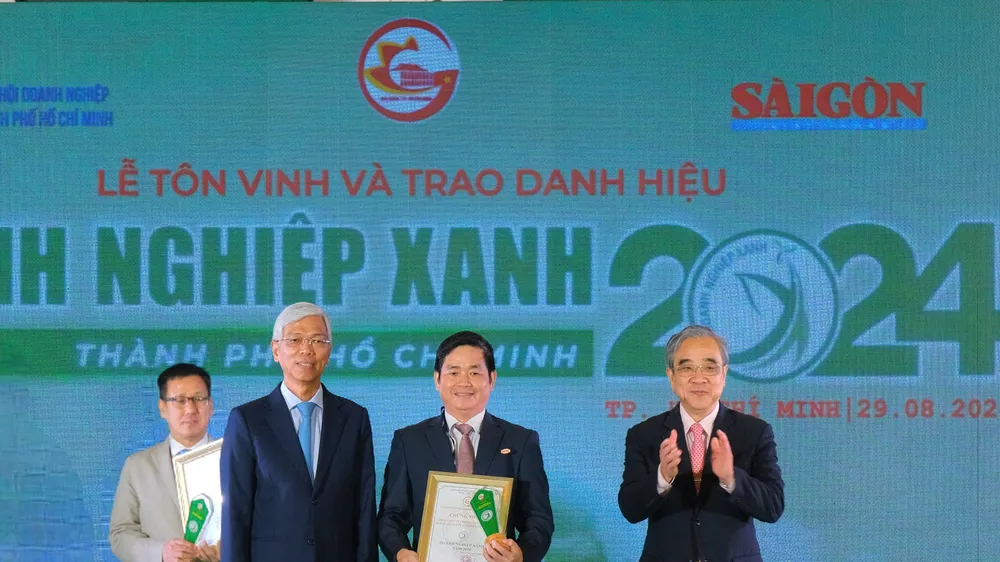 Phó Chủ tịch UBND TPHCM Võ Văn Hoan (trái) trao danh hiệu Doanh nghiệp xanh TPHCM năm 2024 cho ông Lâm Quốc Thanh, Tổng Giám đốc SATRA (giữa)