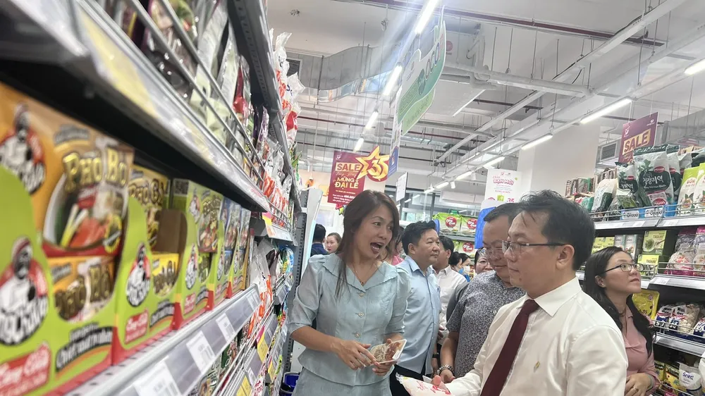 Ông Nguyễn Anh Đức, Tổng Giám đốc Saigon Co.op đang giới thiệu sản phẩm hàng Việt với người tiêu dùng tại siêu thị Co.opmart Phạm Thế Hiển, quận 8