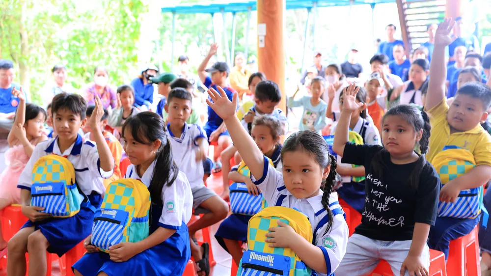 Trẻ em tại xã Đất Mũi (tỉnh Cà Mau) vui trung thu cùng đoàn nhân viên Vinamilk