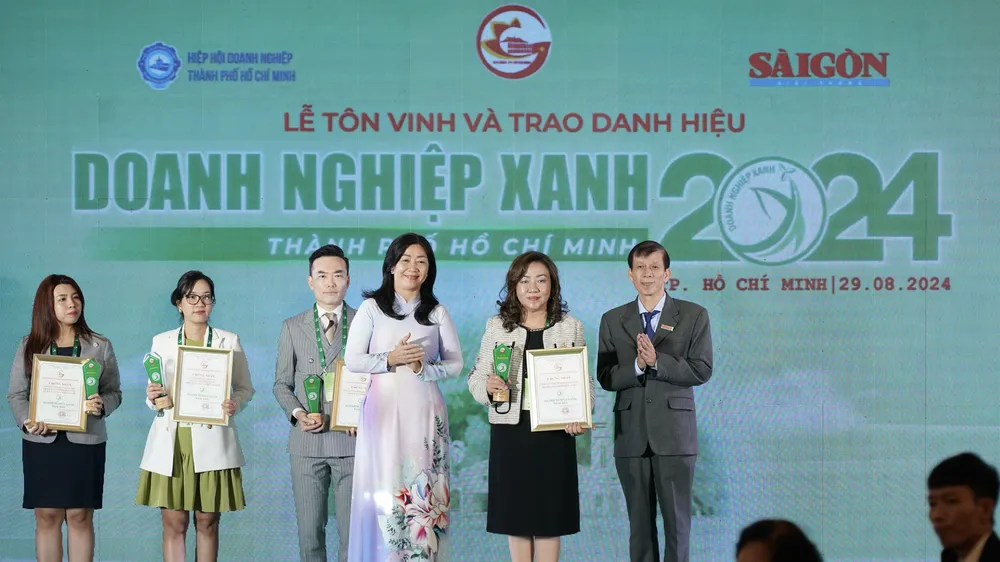 Bà Nhan Húc Quân, Tổng giám đốc Công ty TNHH Bao Bì Giấy Nhôm New Toyo nhận chứng nhận Danh hiệu Doanh nghiệp xanh do UBND TPHCM trao tặng