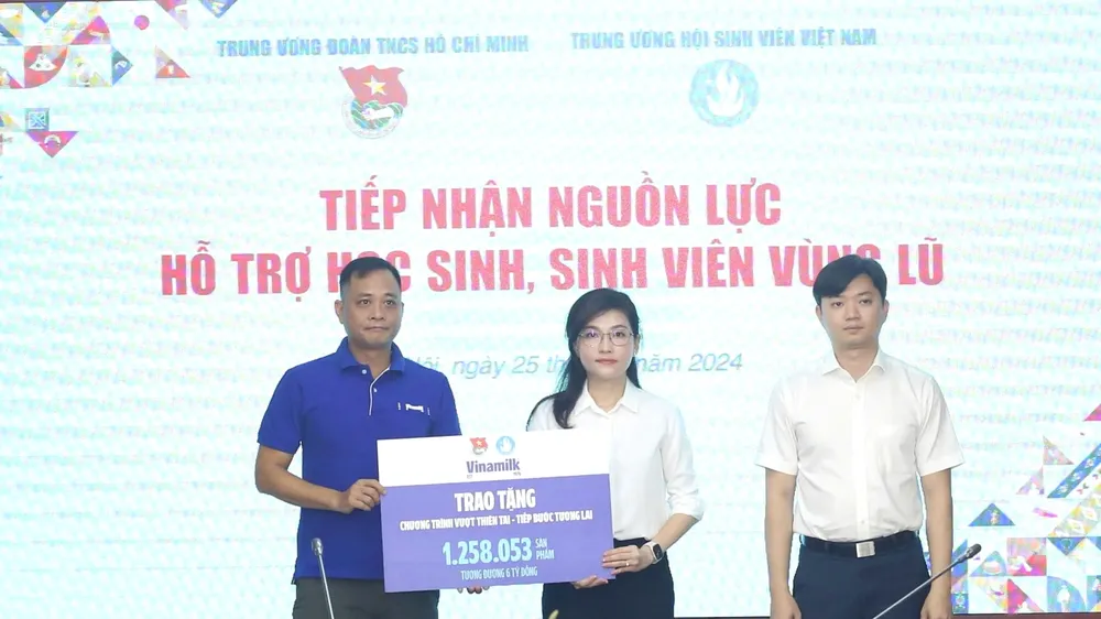 Đại diện Vinamilk trao tặng bảng tượng trưng hơn 1.258.000 sản phẩm (tương đương 6 tỷ đồng) cho đại diện Trung ương Đoàn TNCS Hồ Chí Minh