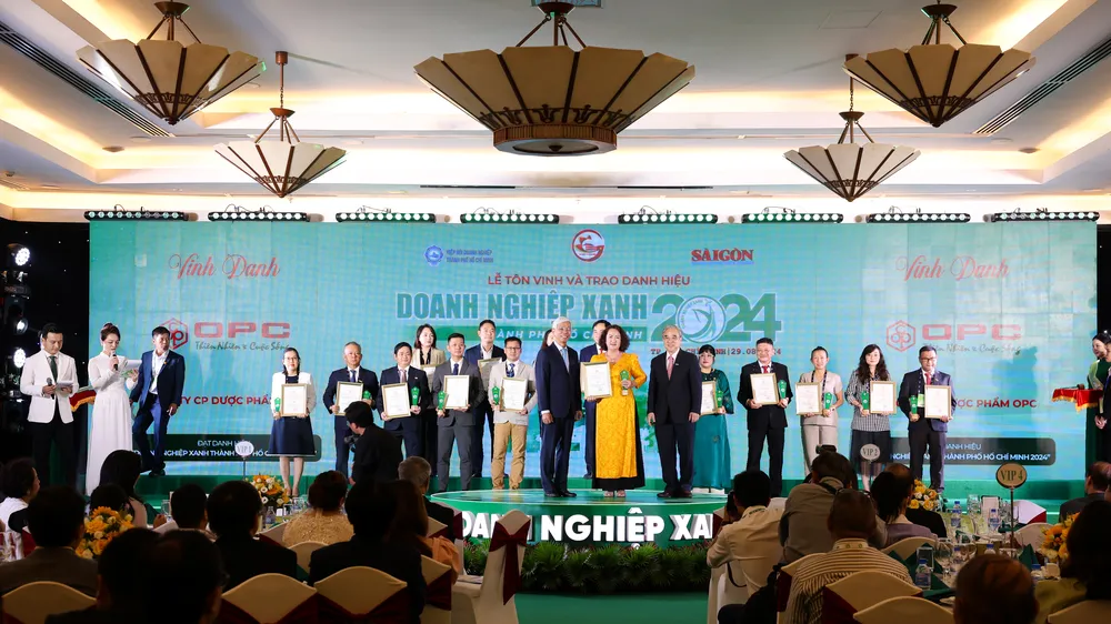 Bà Phạm Thị Xuân Hương, Tổng giám đốc Công ty Cổ phần Dược phẩm OPC (giữa) nhận danh hiệu Doanh nghiệp xanh năm 2024 do UBND TPHCM trao tặng