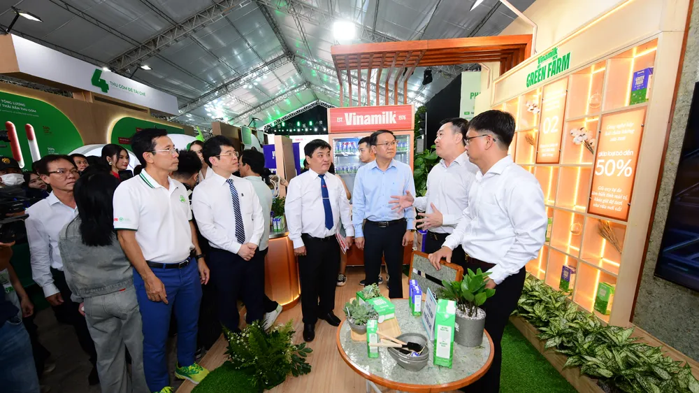Ông Đỗ Thanh Tuấn, Giám đốc Đối ngoại Vinamilk (thứ hai từ phải sang) giới thiệu với đại biểu về các kế hoạch tiến đến Net Zero của Vinamilk vào năm 2050