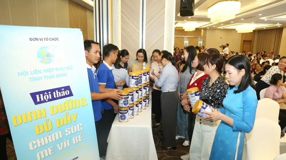 Các đại biểu tham dự hội thảo tìm hiểu, nâng cao kiến thức về chăm sóc dinh dưỡng cho bà mẹ và trẻ em