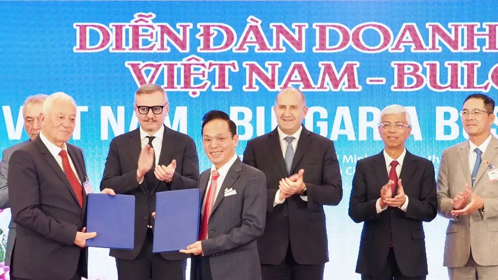 Đại diện đoàn doanh nghiệp Bulgaria và TPHCM trao biên bản ghi nhớ hợp tác. Ảnh: HOÀNG HÙNG