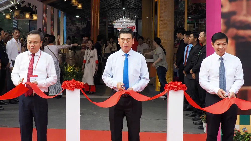 Khai mạc Chương trình "Tinh hoa làng nghề và đặc sản vùng miền năm 2024"