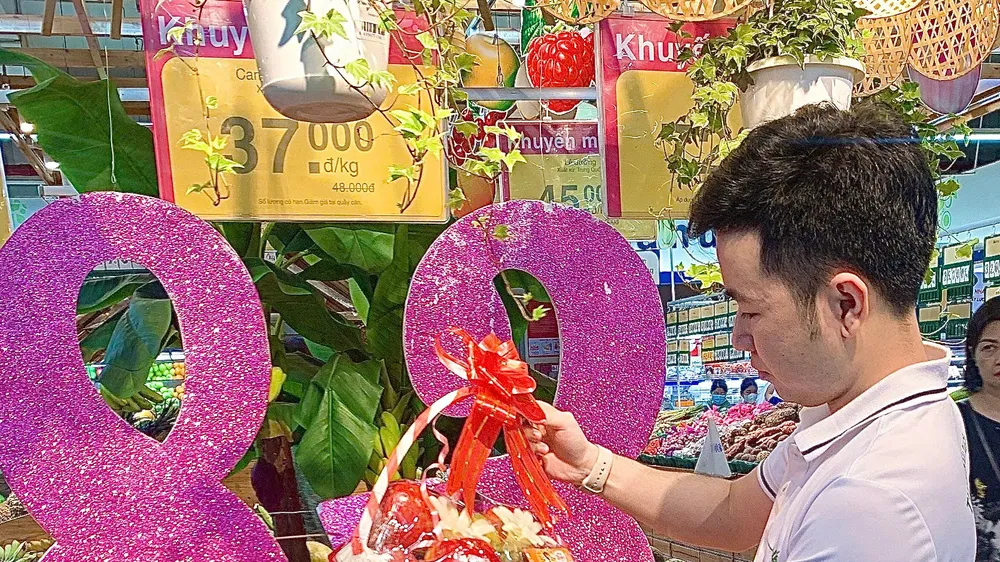 Giỏ quà tặng được thiết kế dành riêng cho khách hàng mua sắm nhân dịp Ngày 8-3