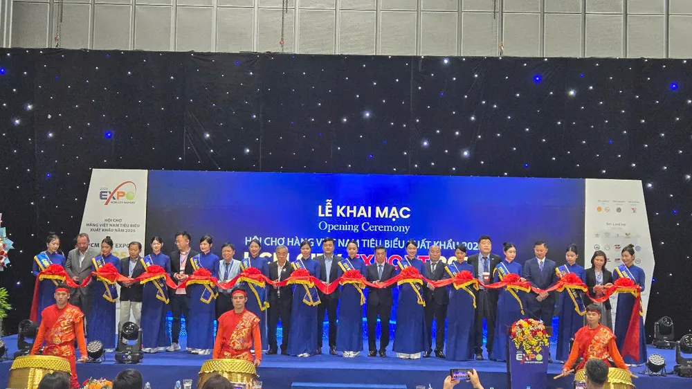Các đại biểu cắt băng khai mạc hội chợ Hàng Việt Nam tiêu biểu xuất khẩu năm 2025.