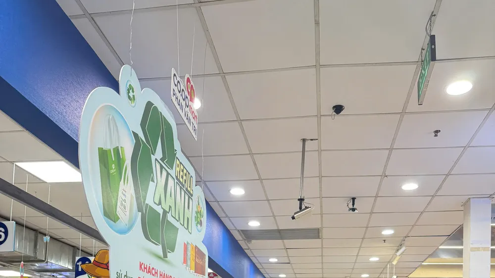 Người tiêu dùng tại hệ thống siêu thị Co.opmart được khuyến khích sử dụng túi thân thiện môi trường
