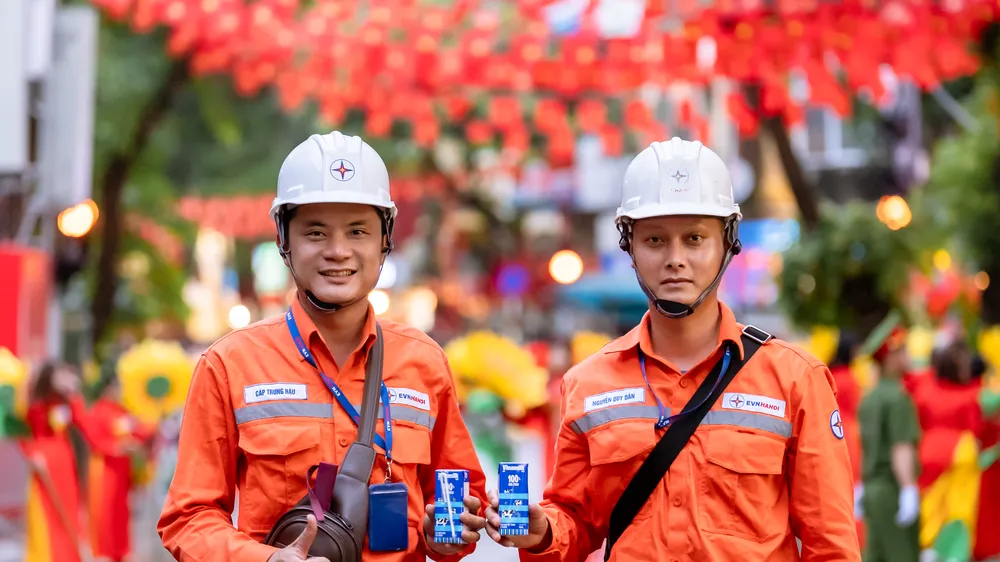 Những thanh niên khỏe mạnh của ngành điện lực cũng cần tiếp thêm dinh dưỡng để đảm bảo sức khỏe suốt thời gian thực hiện nhiệm vụ tại đại lễ. Ảnh: VI NAM