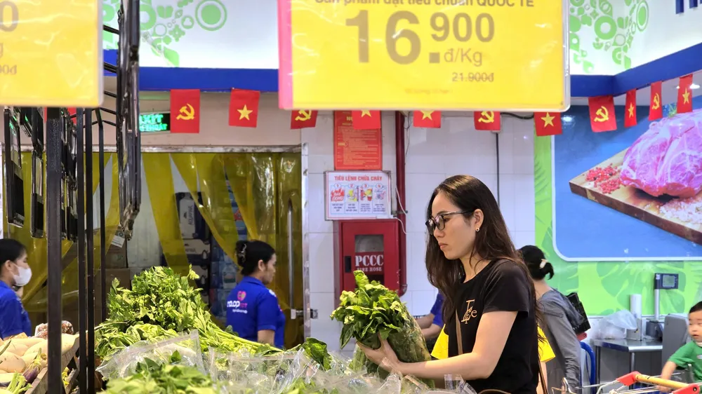 Tại các điểm bán của Saigon Co.op, các quầy kệ đầy ắp gạo, mì, sữa, rau xanh, thịt cá, nước uống cùng hàng trăm mặt hàng thiết yếu.