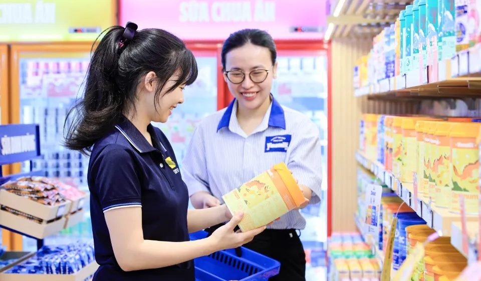 Các sản phẩm Vinamilk đến tay người tiêu dùng đều có thể truy xuất thông tin từ nguyên liệu đầu vào, quy trình sản xuất, đóng gói, vận chuyển đến điểm bán. Ảnh: VI NAM
