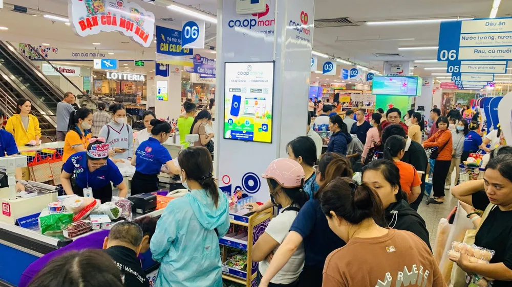 Co.opmart Huế huy động toàn bộ nhân sự túc trực 24/24 để đảm bảo quầy kệ luôn đầy hàng, giá ổn định, dịch vụ thông suốt