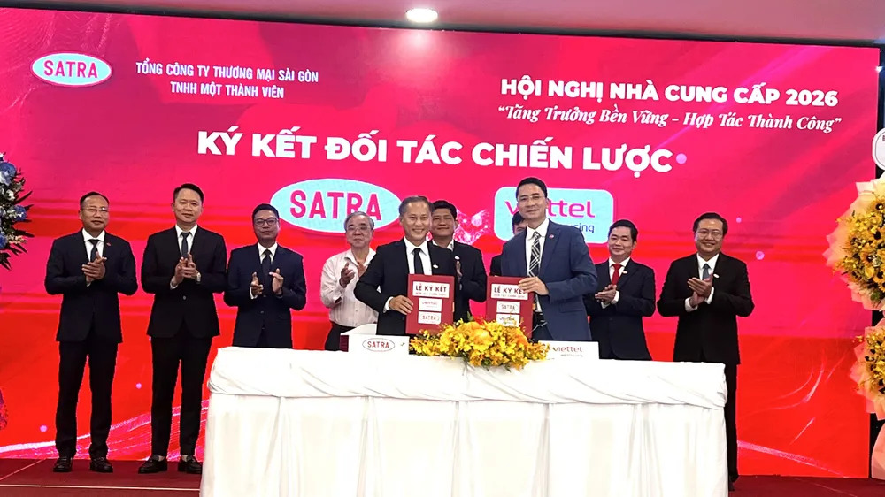Lãnh đạo SATRA và Vông ty Cổ phần Bưu chính Viettel ký kết hợp tác chiến lược cung cấp giải pháp logistics cho SATRA và nhà cung ứng của SATRA. Ảnh MINH XUÂN