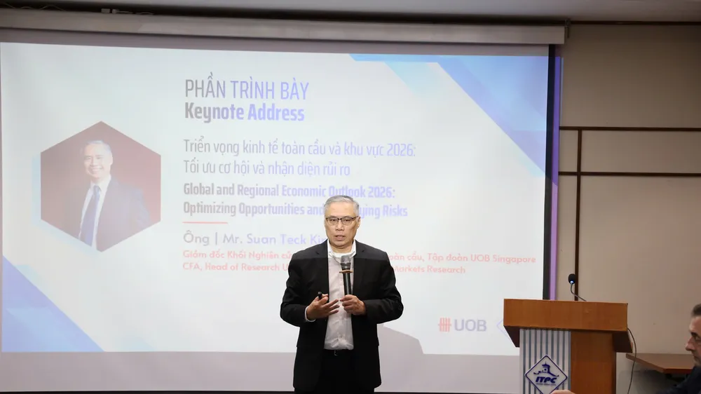 Ông Suan Teck Kin, Giám đốc Khối Nghiên cứu thị trường và kinh tế toàn cầu UOB chia sẻ thông tin tại chương trình. Ảnh: MINH XUÂN