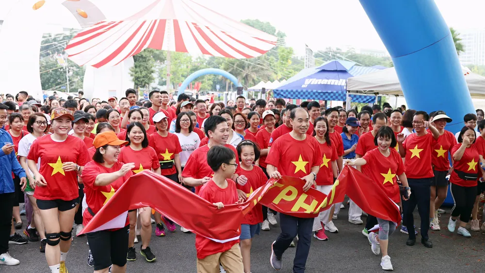 Đông đảo bác sĩ, chuyên gia y tế và người dân tham gia hoạt động đi bộ tại chương trình. Ảnh: VI NAM