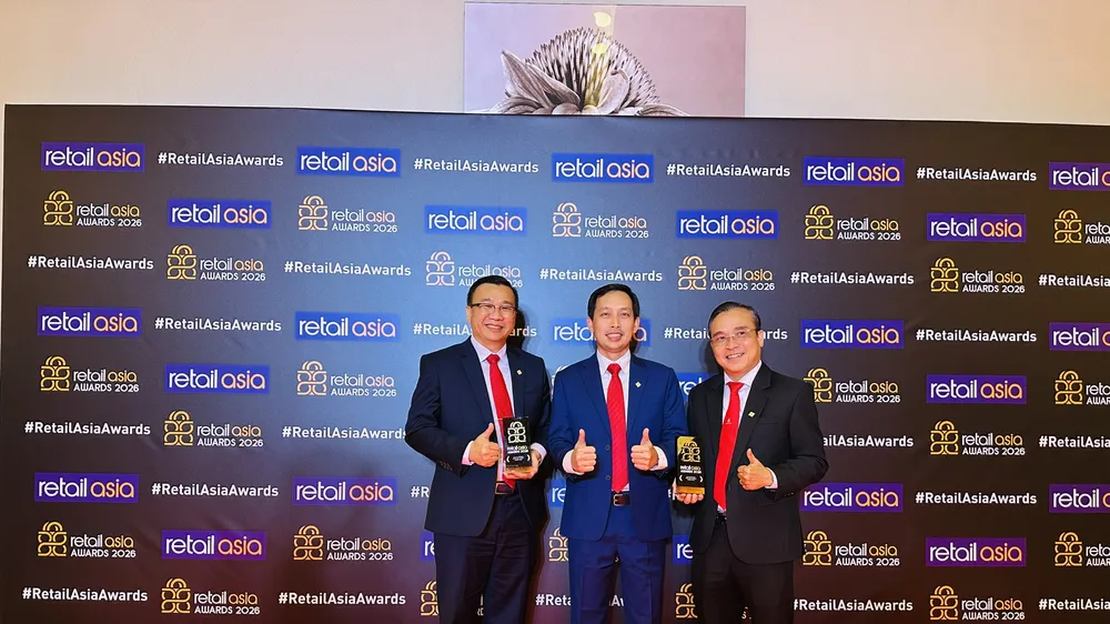 Đại diện Ban Tổng Giám đốc Saigon Co.op đã nhận hai giải thưởng “Nhà bán lẻ nội địa của năm – Việt Nam” và “Thương hiệu hàng nhãn riêng của năm – Việt Nam” tại Retail Asia Awards 2026.
