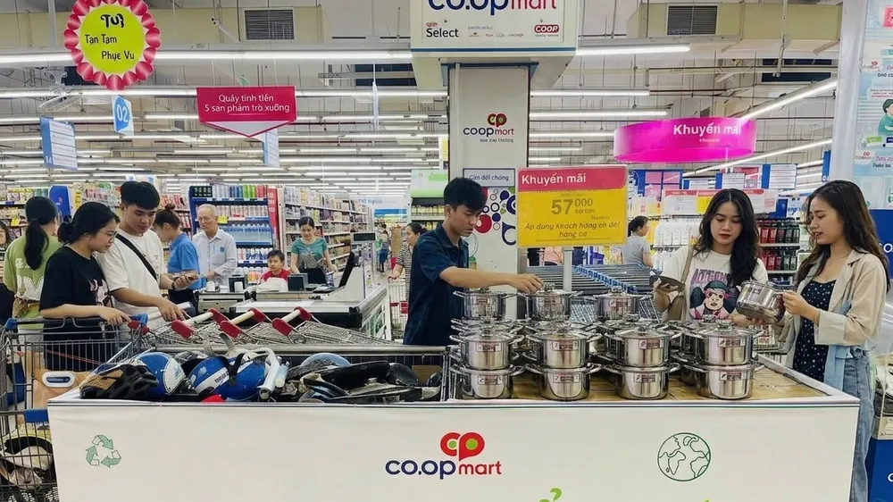 Chương trình thu cũ, đổi mới tại các siêu thị Co.opmart thu hút sự quan tâm và hưởng ứng của nhiều người dân. Ảnh MINH LAN