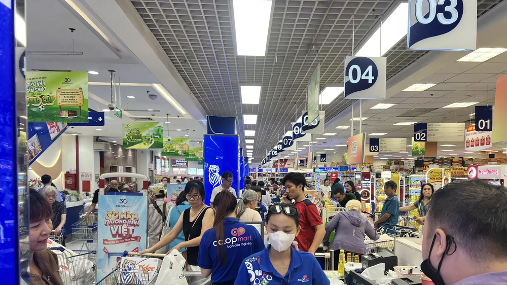 Đông đảo người tiêu dùng lựa chọn Co.opmart để mua hàng hoá. Ảnh Minh Xuân
